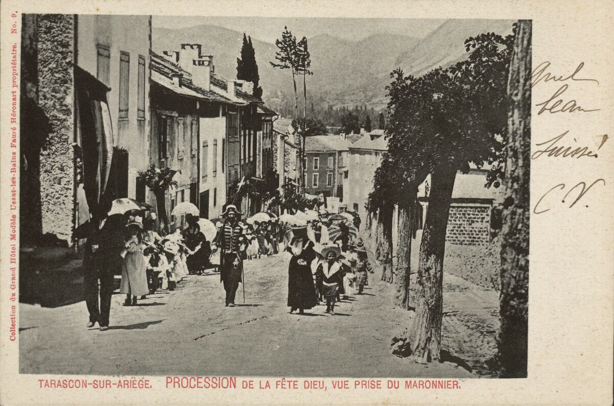 Tarascon-sur-Ariège : Procession de la fête Dieu, vue prise du maronnier