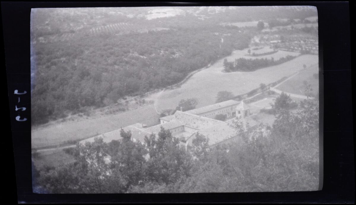 [Abbaye Notre-Dame de Sénanque à Gordes] : [vue depuis la hauteur]