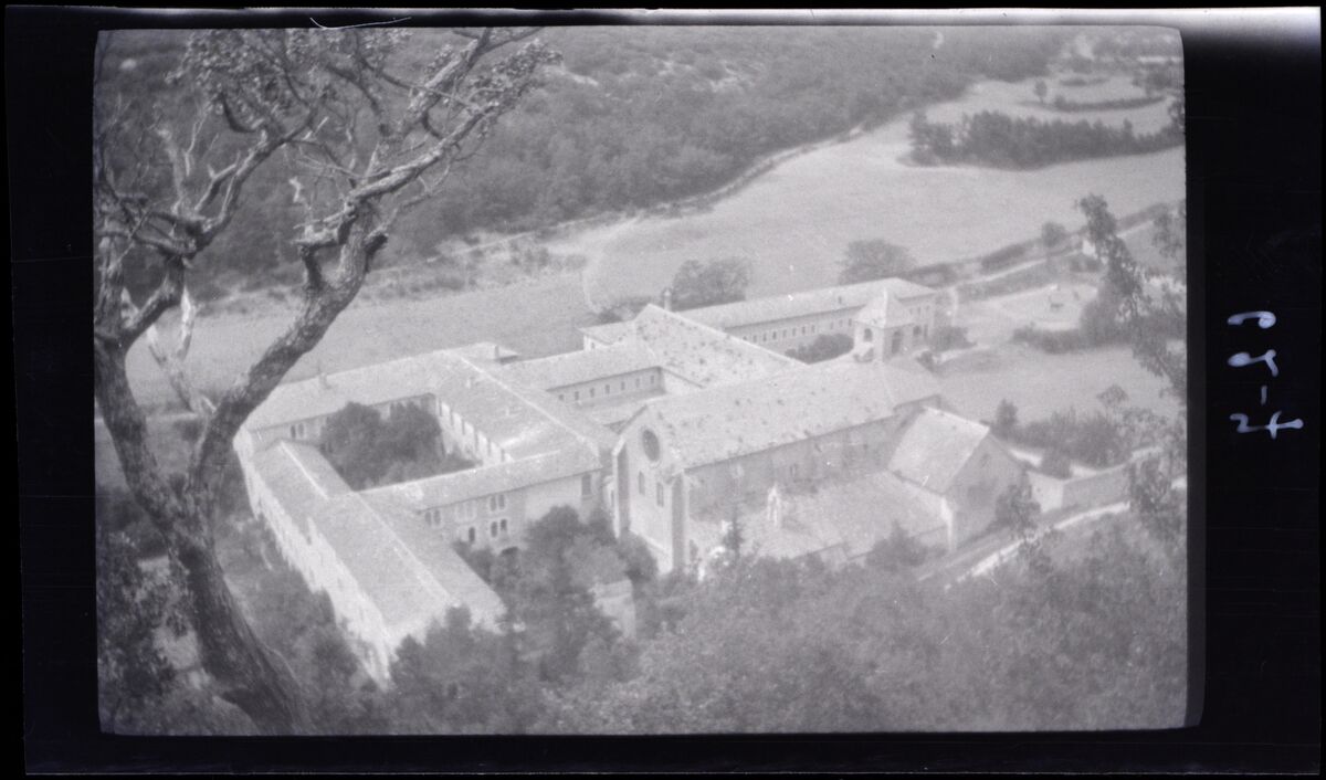[Abbaye Notre-Dame de Sénanque à Gordes] : [vue depuis la hauteur]