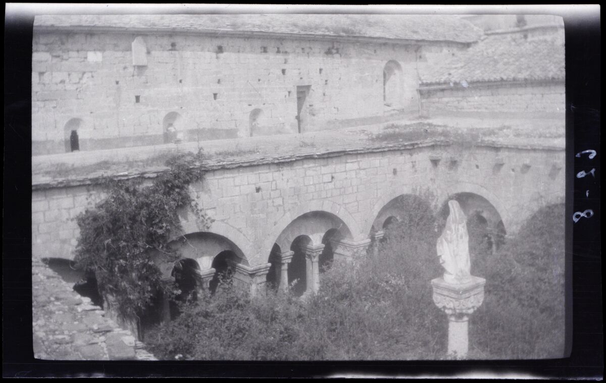 [Abbaye Notre-Dame de Sénanque à Gordes] : [cloître, galerie nord]