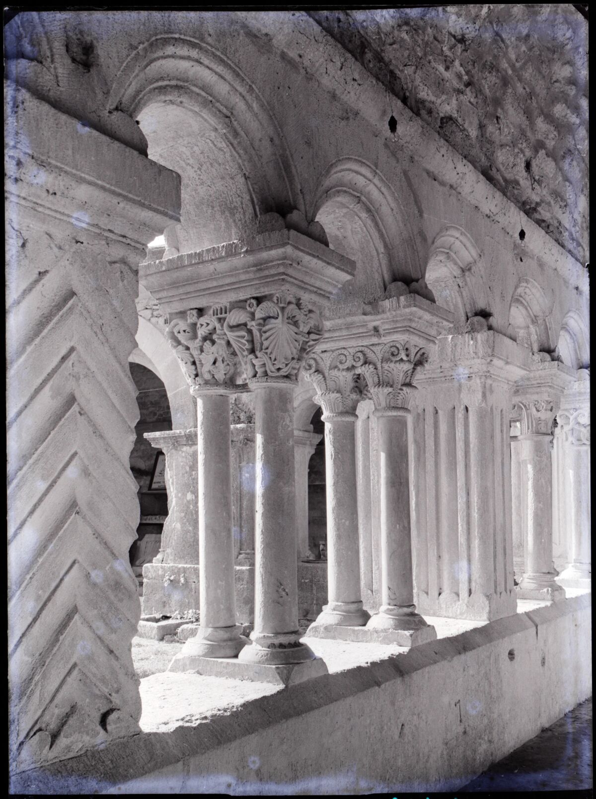 [Cathédrale Notre-Dame-de-Nazareth de Vaison à Vaison-la-Romaine] : [cloître, arcades]