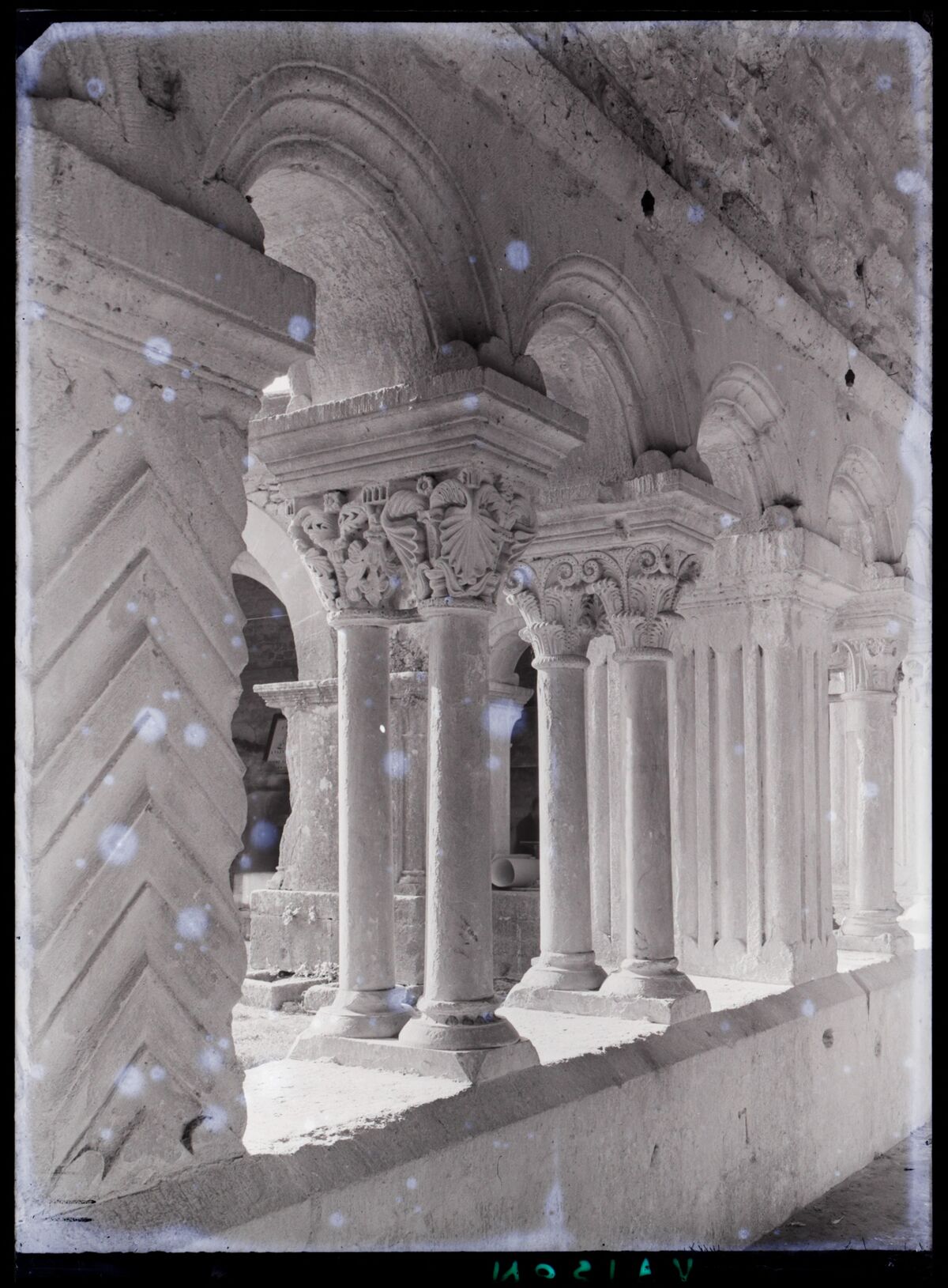 [Cathédrale Notre-Dame-de-Nazareth de Vaison à Vaison-la-Romaine] : [cloître, arcades]