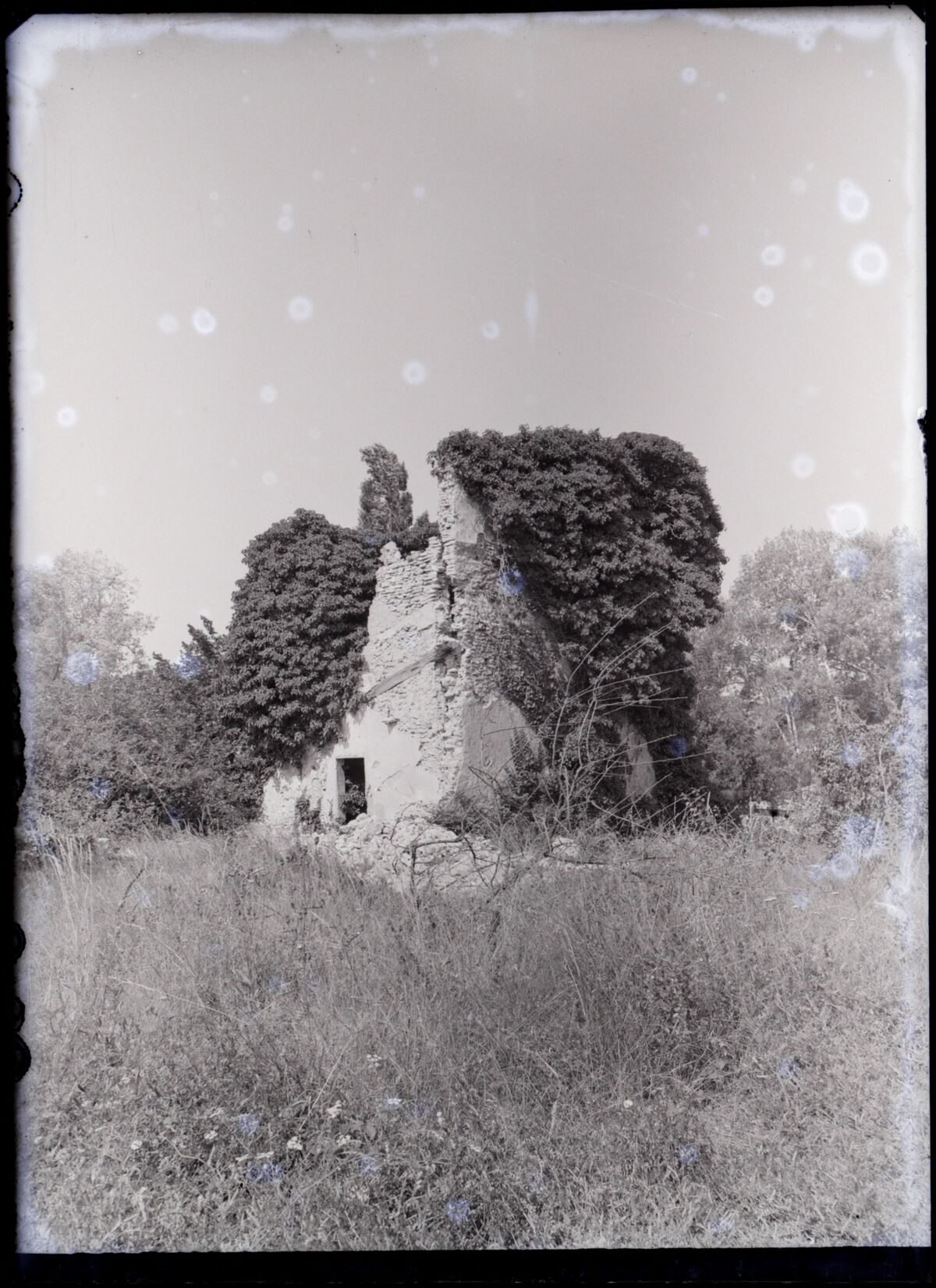 [Ancien château à Malaucène] : [colombier (carré ?) en partie détruit]
