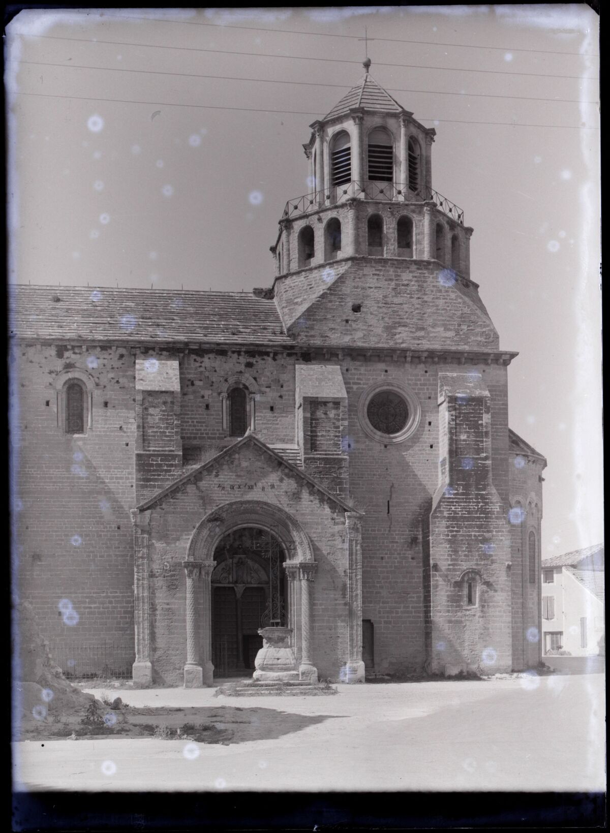 [Église Notre-Dame-du-Lac du Thor]