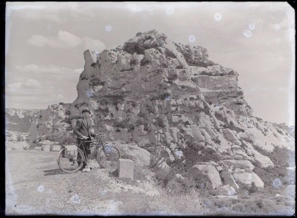 [Les Alpilles aux Baux-de-Provence] : [avec Marcel Maillard et sa bicyclette]