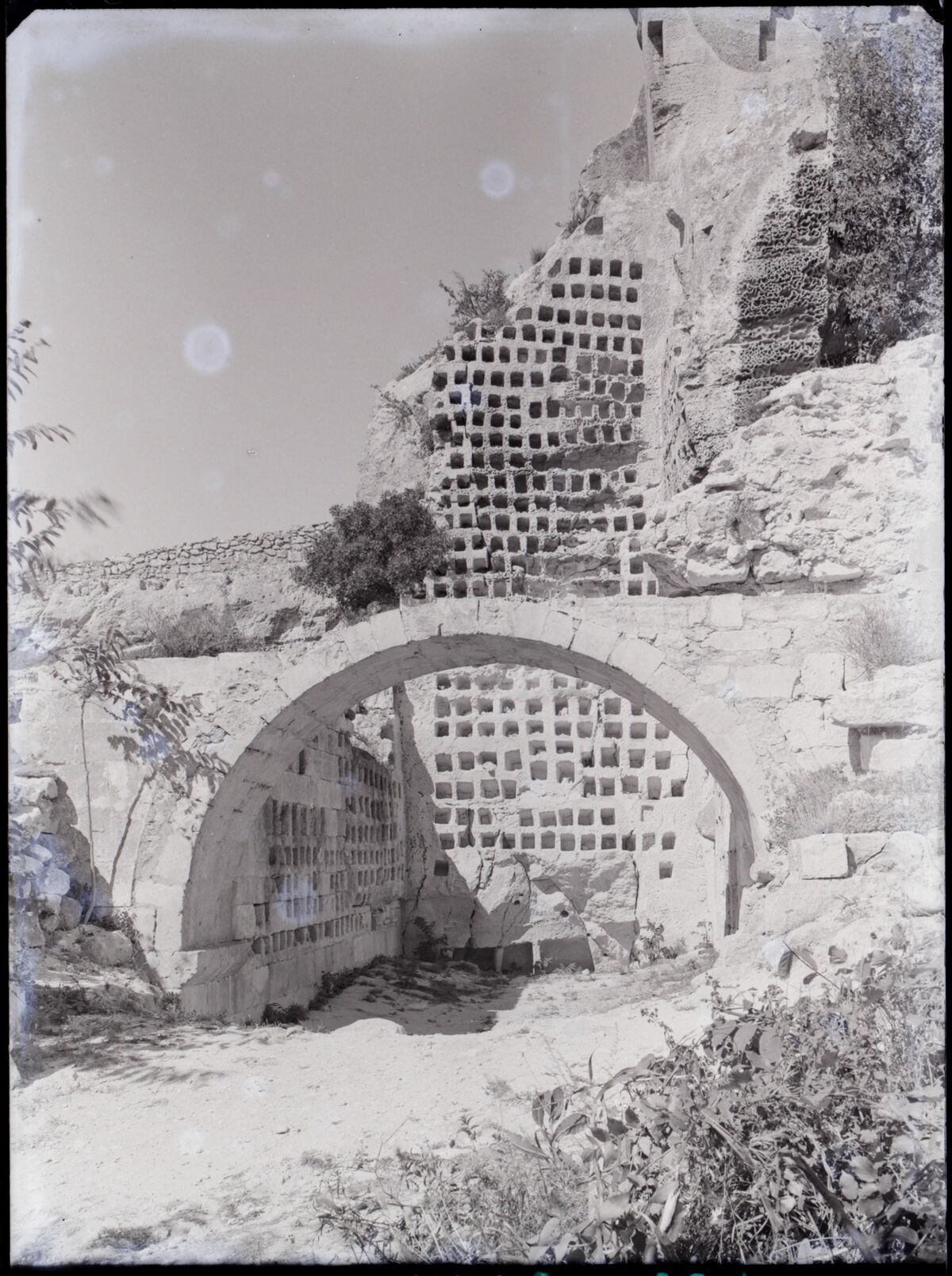 [Château des Baux-de-Provence] : [ruines du colombier : on voit les boulins]