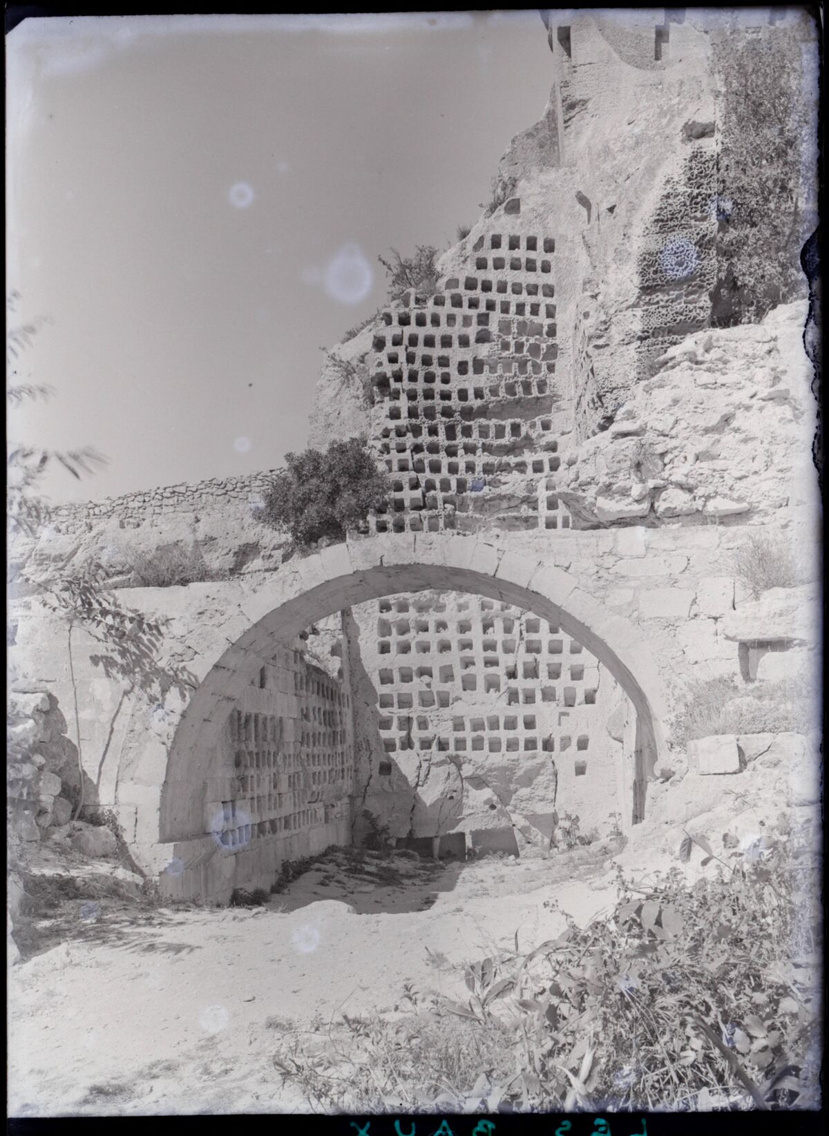 [Château des Baux-de-Provence] : [ruines du colombier : on voit les boulins]
