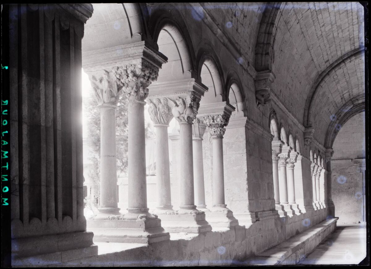 [Abbaye Saint-Pierre de Montmajour à Arles] : [cloître, galerie sud]