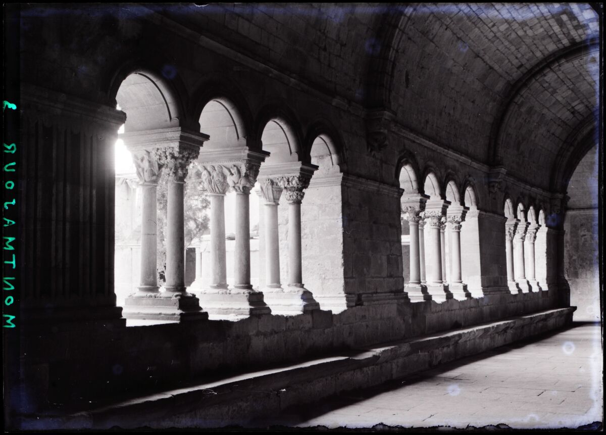 [Abbaye Saint-Pierre de Montmajour à Arles] : [cloître, galerie sud, intérieur]