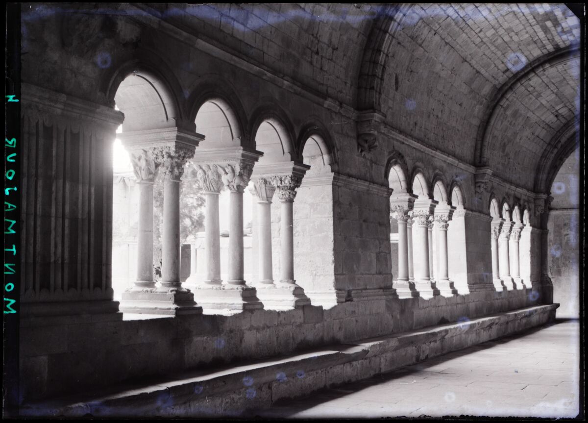 [Abbaye Saint-Pierre de Montmajour à Arles] : [cloître, galerie sud, intérieur]