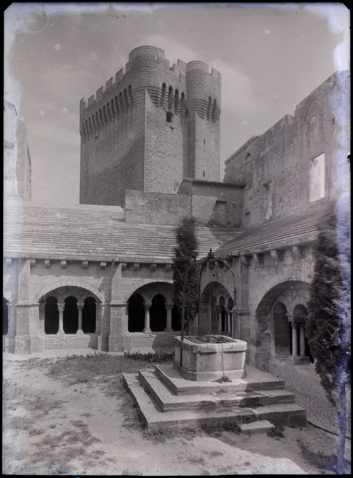 [Abbaye Saint-Pierre de Montmajour à Arles] : [cloître et donjon]