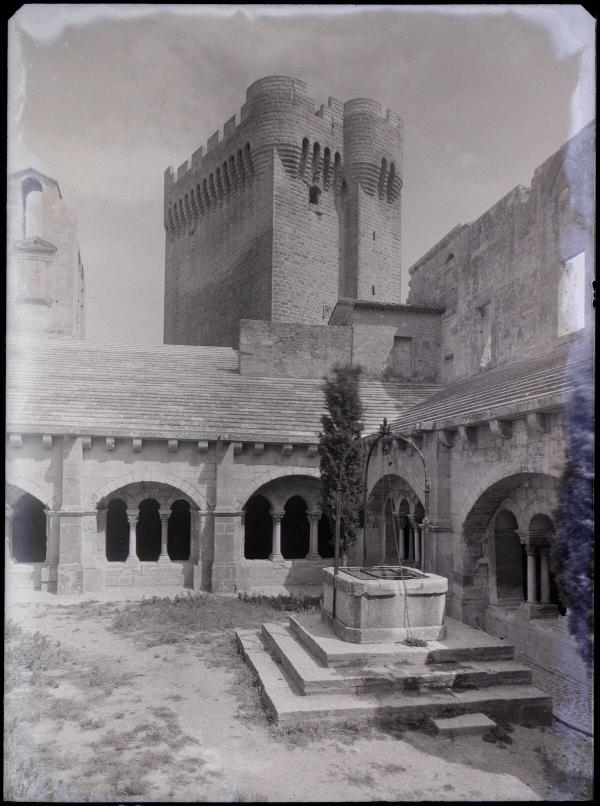 [Abbaye Saint-Pierre de Montmajour à Arles] : [cloître et donjon]