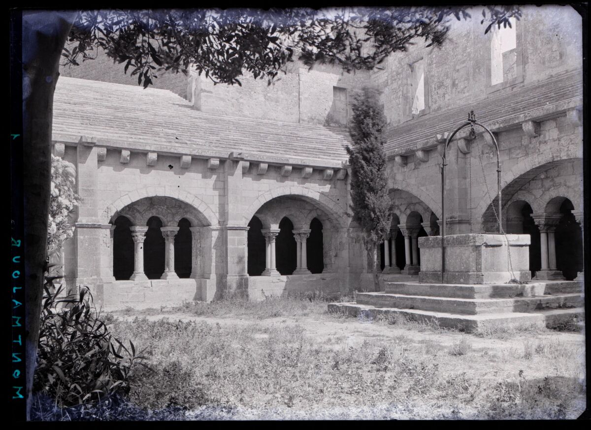 [Abbaye Saint-Pierre de Montmajour à Arles] : [angle sud-est du cloître et puits]