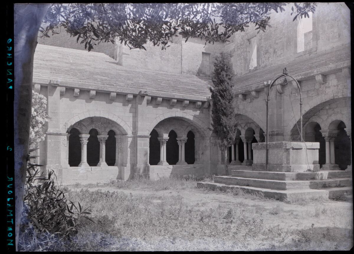 [Abbaye Saint-Pierre de Montmajour à Arles] : [angle sud-est du cloître et puits]