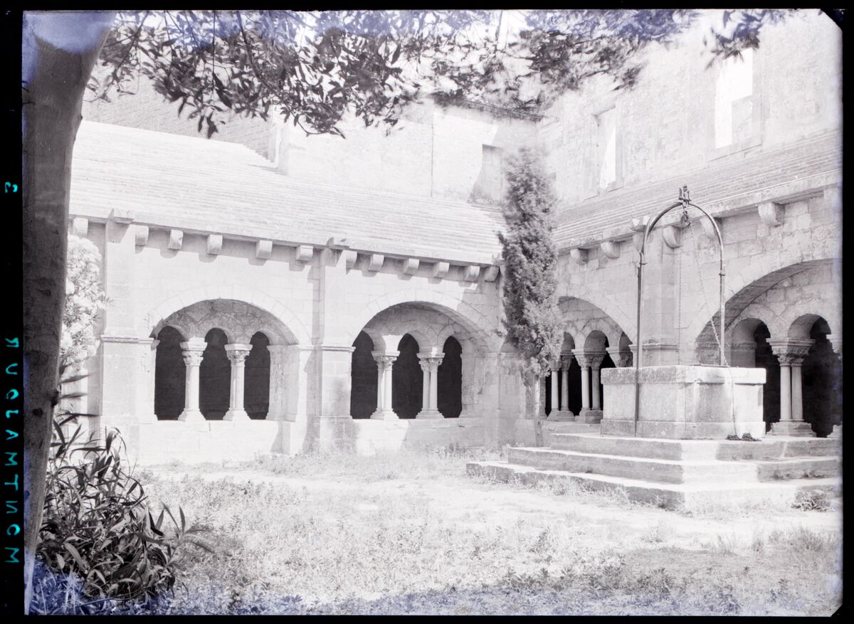 [Abbaye Saint-Pierre de Montmajour à Arles] : [angle sud-est du cloître et puits]