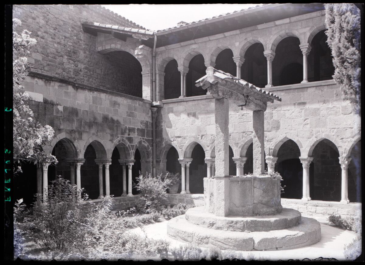 [Cathédrale Saint-Léonce de Fréjus] : [cloître, angle nord-ouest et puits]