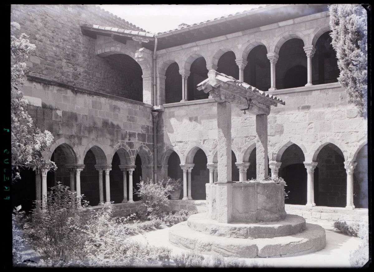 [Cathédrale Saint-Léonce de Fréjus] : [cloître, angle nord-ouest et puits]