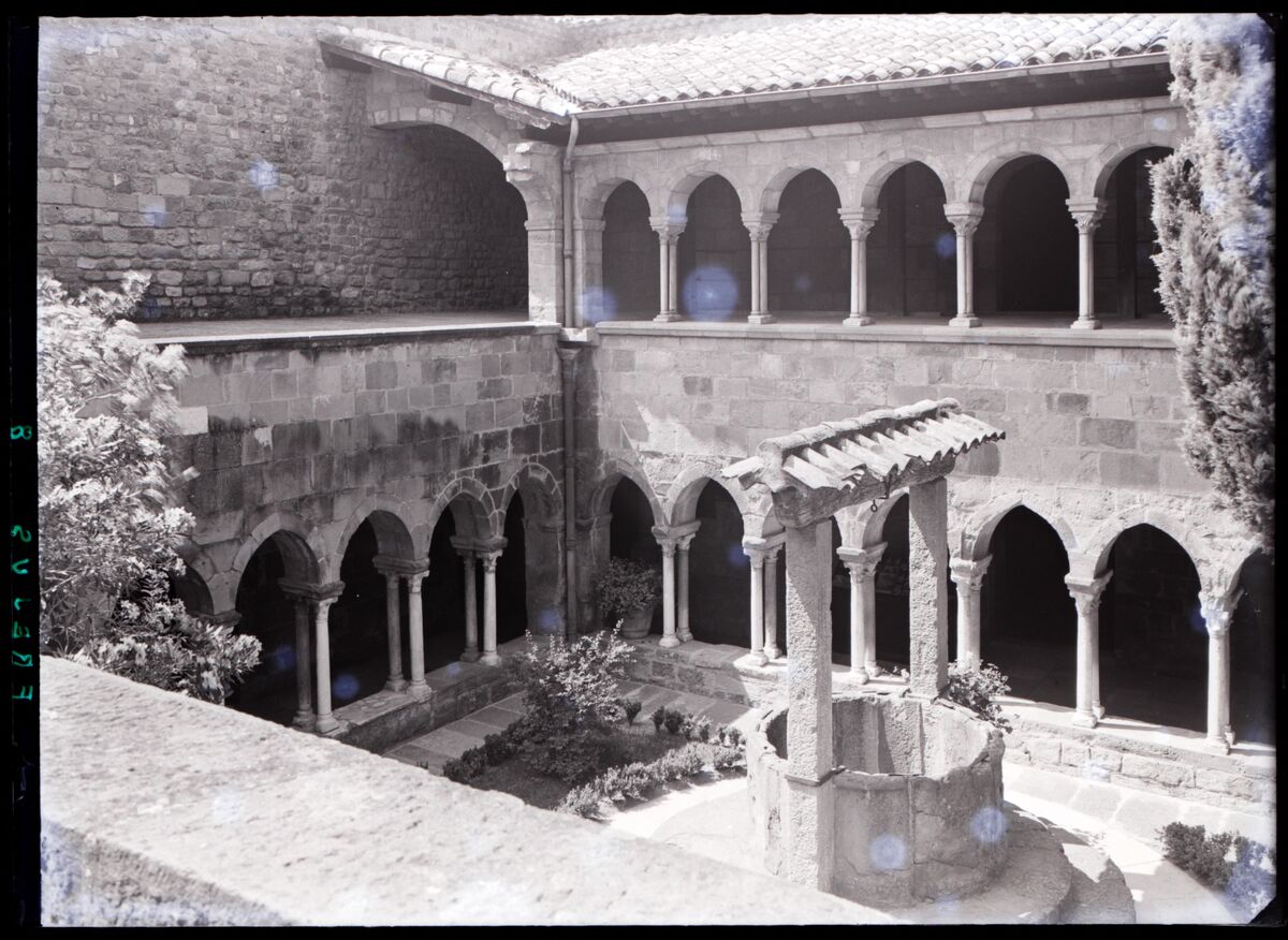 [Cathédrale Saint-Léonce de Fréjus] : [cloître, angle nord-ouest et puits]