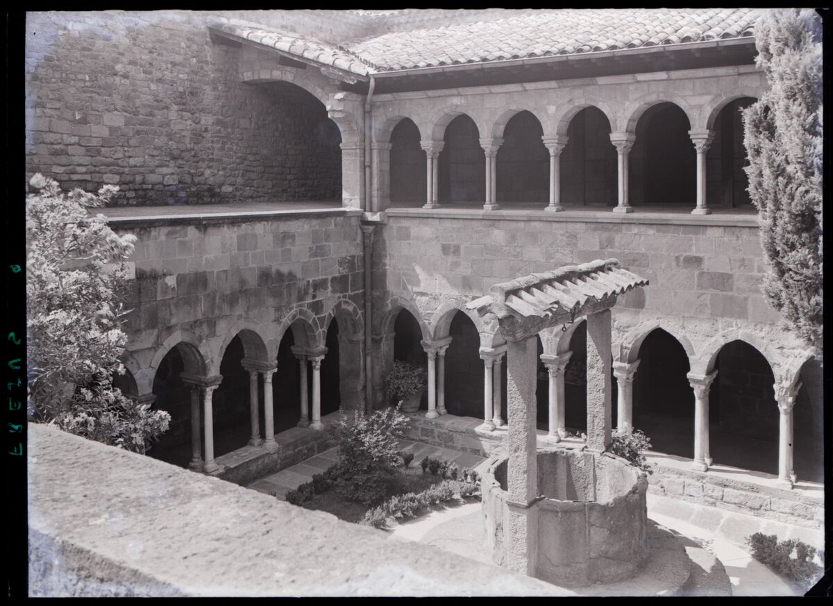 [Cathédrale Saint-Léonce de Fréjus] : [cloître, angle nord-ouest et puits]