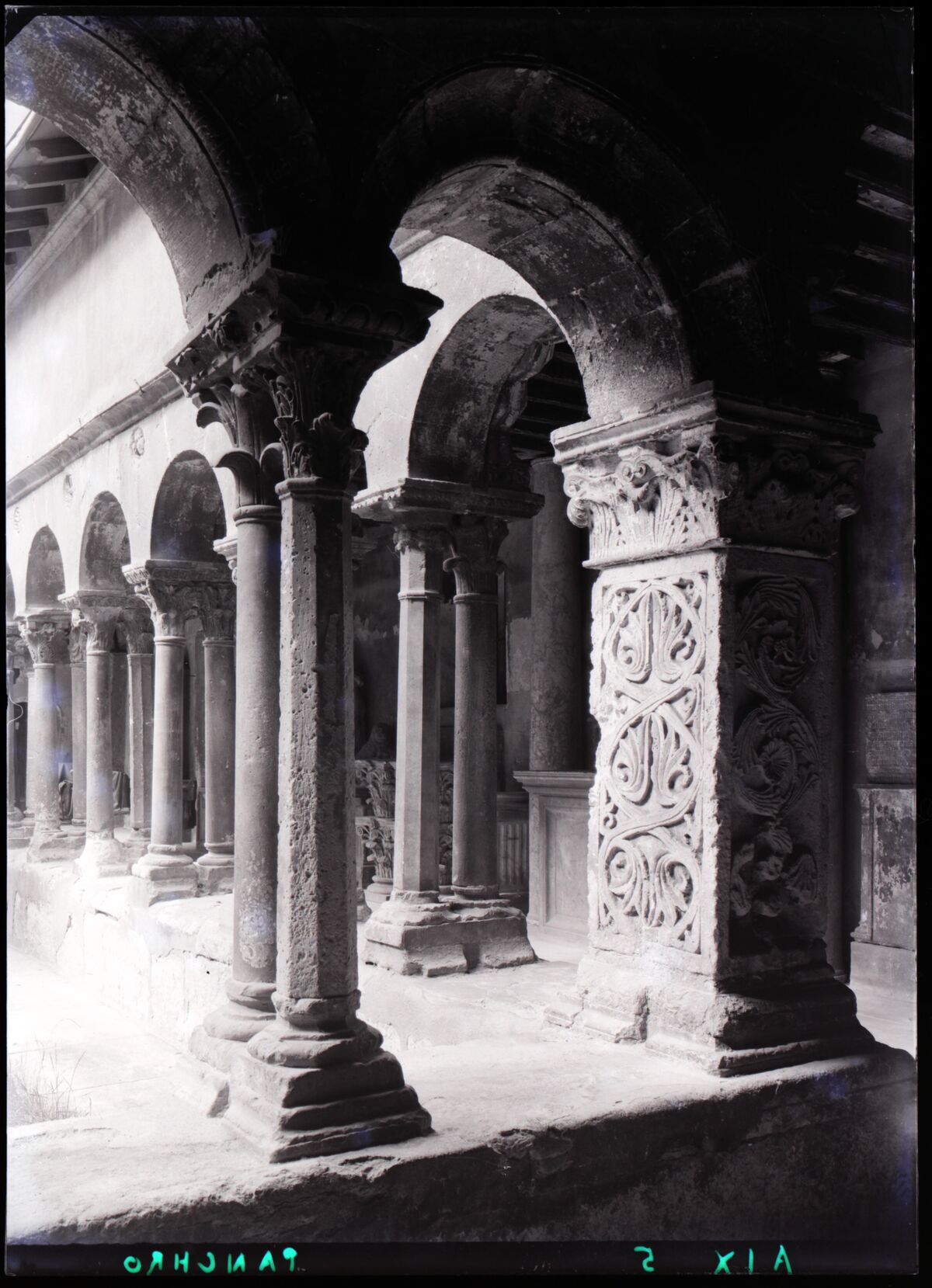 [Cathédrale Saint-Sauveur d'Aix-en-Provence] : [cloître, angle sud-est]