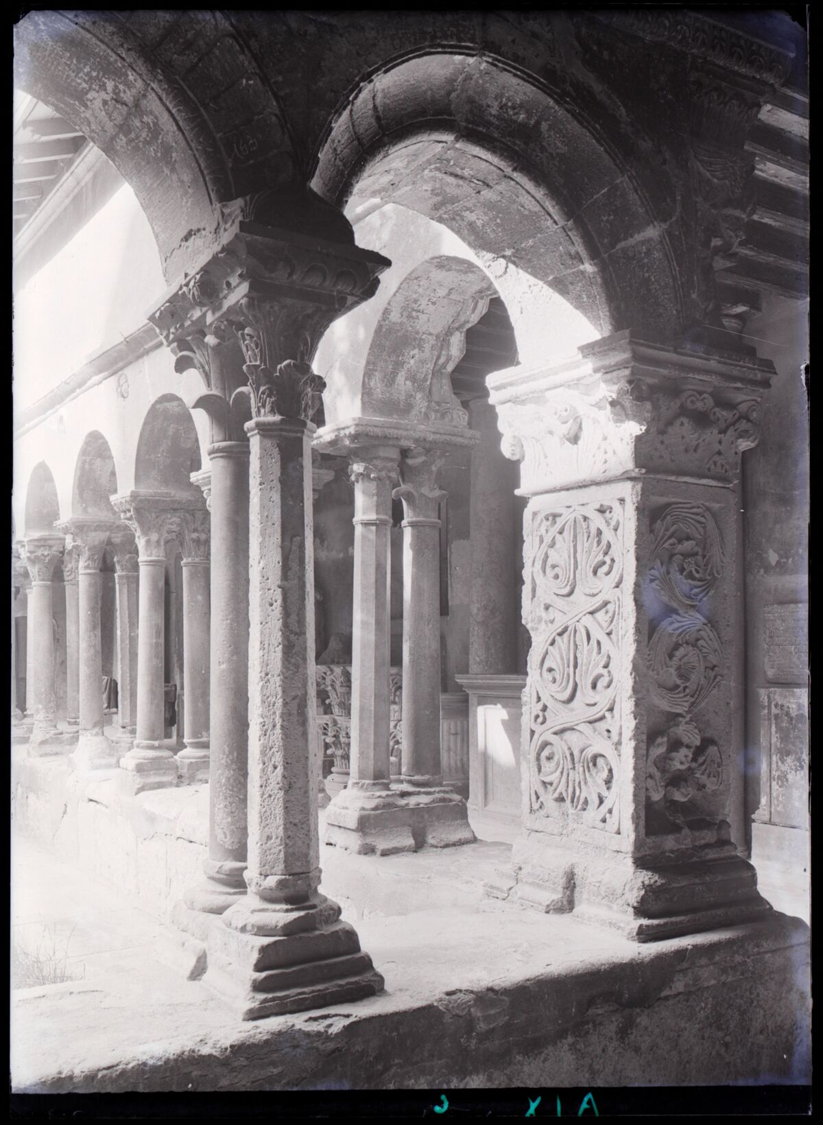 [Cathédrale Saint-Sauveur d'Aix-en-Provence] : [cloître, angle sud-est]