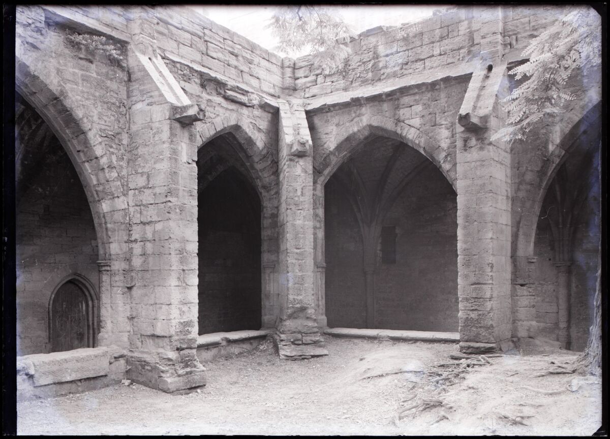 [Collégiale Notre-Dame de Villeneuve-lès-Avignon] : [cloître, angle sud-ouest]