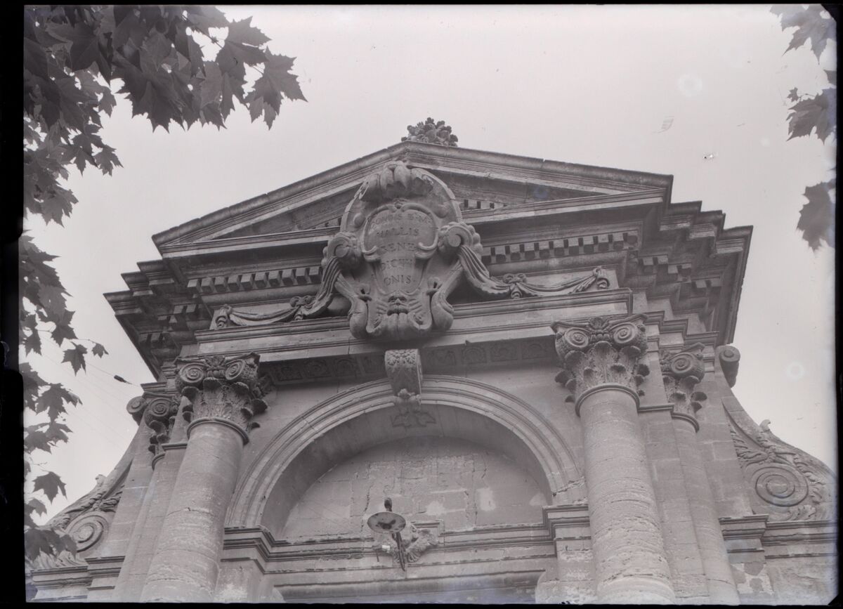 [Chartreuse Notre-Dame-du-Val-de-Bénédiction à Villeneuve-lès-Avignon] : [fronton du portail]