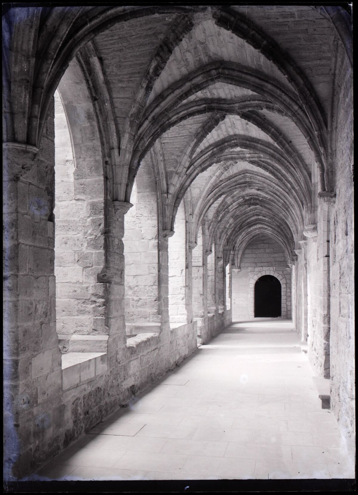[Chartreuse Notre-Dame-du-Val-de-Bénédiction à Villeneuve-lès-Avignon] : [petit cloître, galerie est]