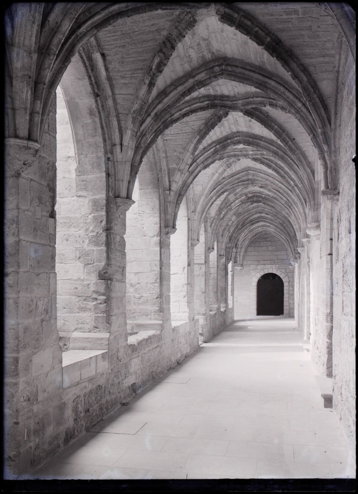 [Chartreuse Notre-Dame-du-Val-de-Bénédiction à Villeneuve-lès-Avignon] : [petit cloître, galerie est]