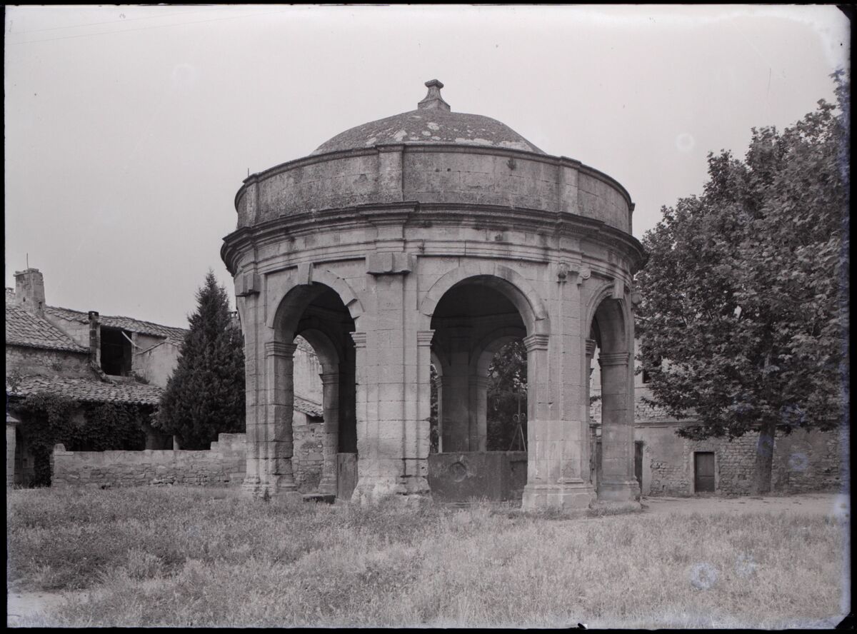 [Chartreuse Notre-Dame-du-Val-de-Bénédiction à Villeneuve-lès-Avignon] : [cloître Saint-Jean avec fontaine]