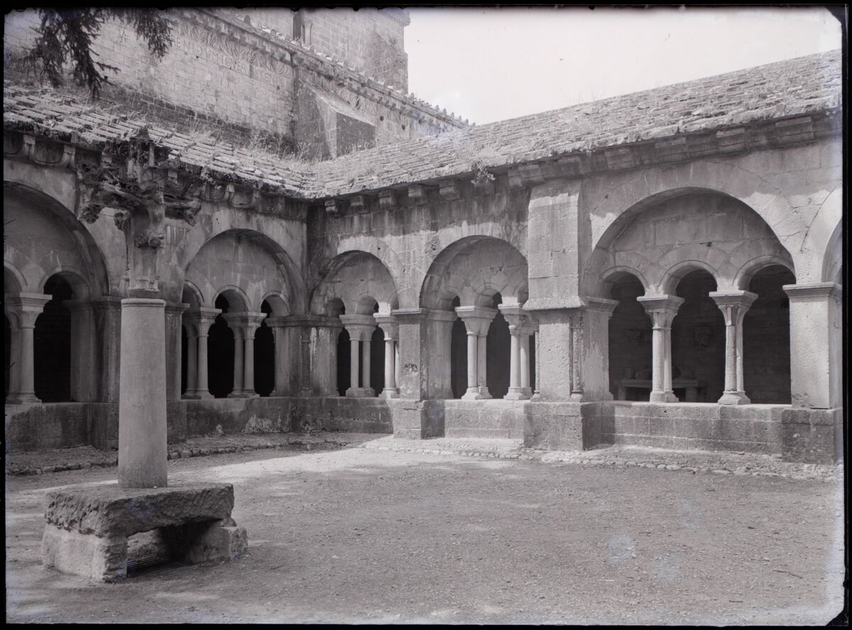 [Cathédrale Notre-Dame-de-Nazareth de Vaison à Vaison-la-Romaine] : [cloître, angle sud-ouest]