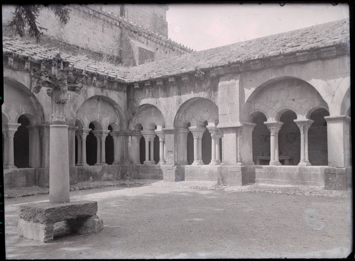 [Cathédrale Notre-Dame-de-Nazareth de Vaison à Vaison-la-Romaine] : [cloître, angle sud-ouest]