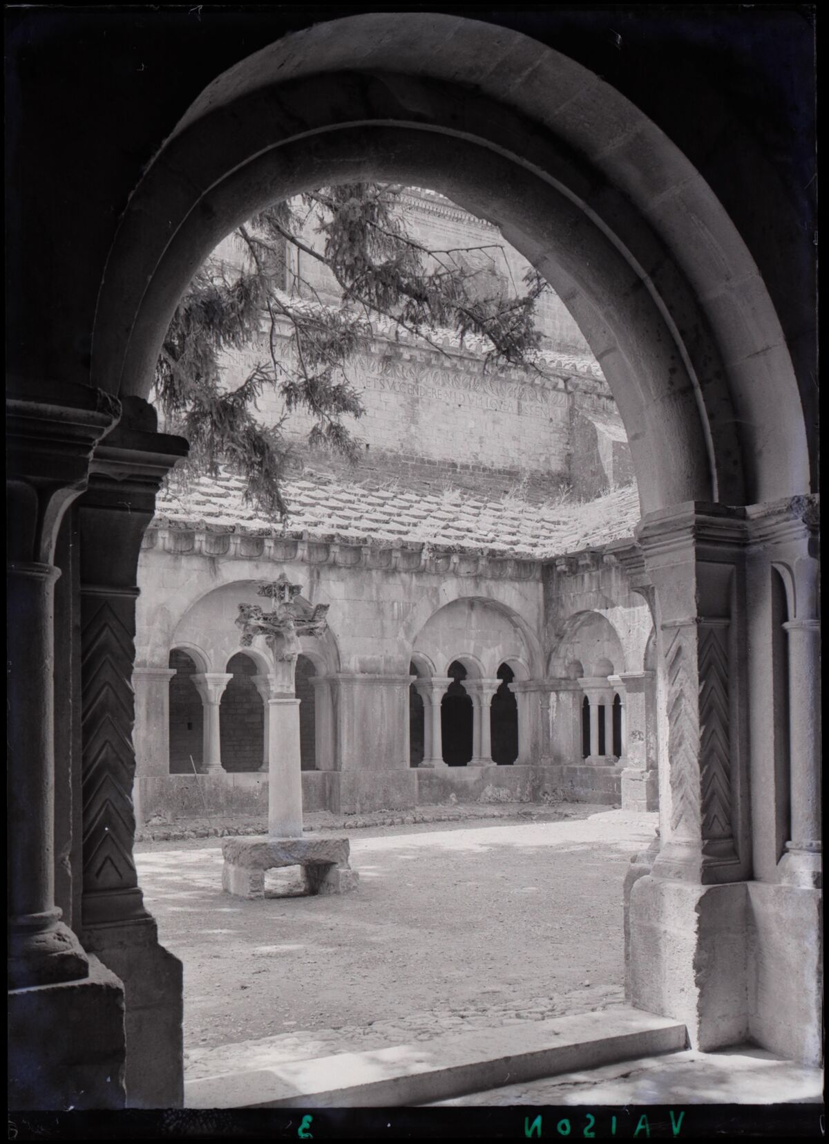 [Cathédrale Notre-Dame-de-Nazareth de Vaison à Vaison-la-Romaine] : [cloître, angle sud-ouest]