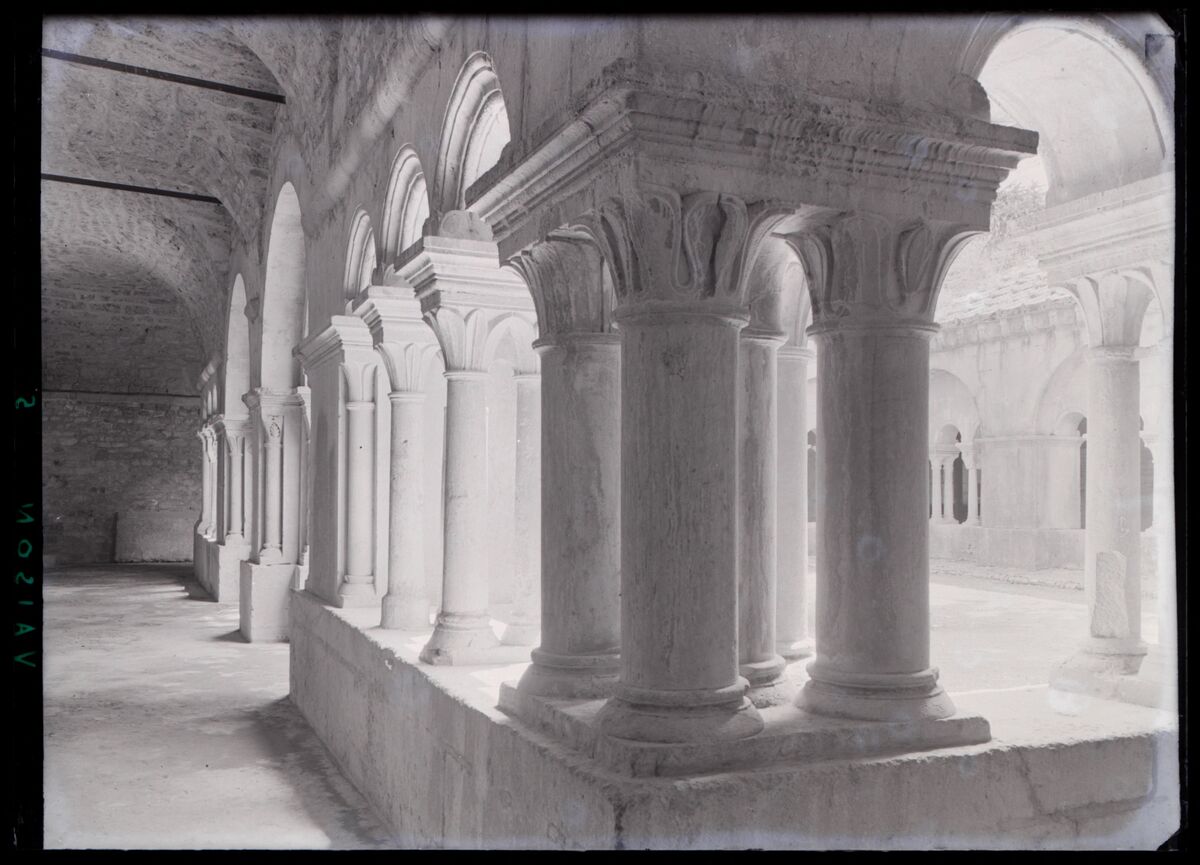 [Cathédrale Notre-Dame-de-Nazareth de Vaison à Vaison-la-Romaine] : [cloître, galerie nord]