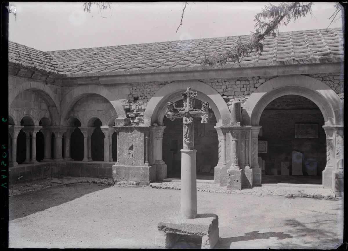 [Cathédrale Notre-Dame-de-Nazareth de Vaison à Vaison-la-Romaine] : [cloître, angle nord-ouest et croix]