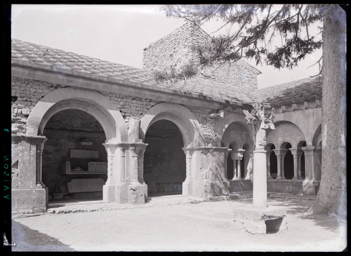 [Cathédrale Notre-Dame-de-Nazareth de Vaison à Vaison-la-Romaine] : [cloître, angle nord-ouest et croix]