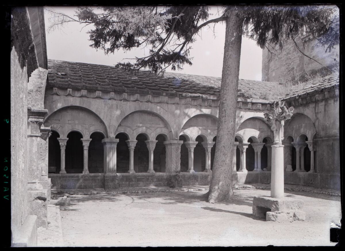 [Cathédrale Notre-Dame-de-Nazareth de Vaison à Vaison-la-Romaine] : [cloître, galerie est et croix]