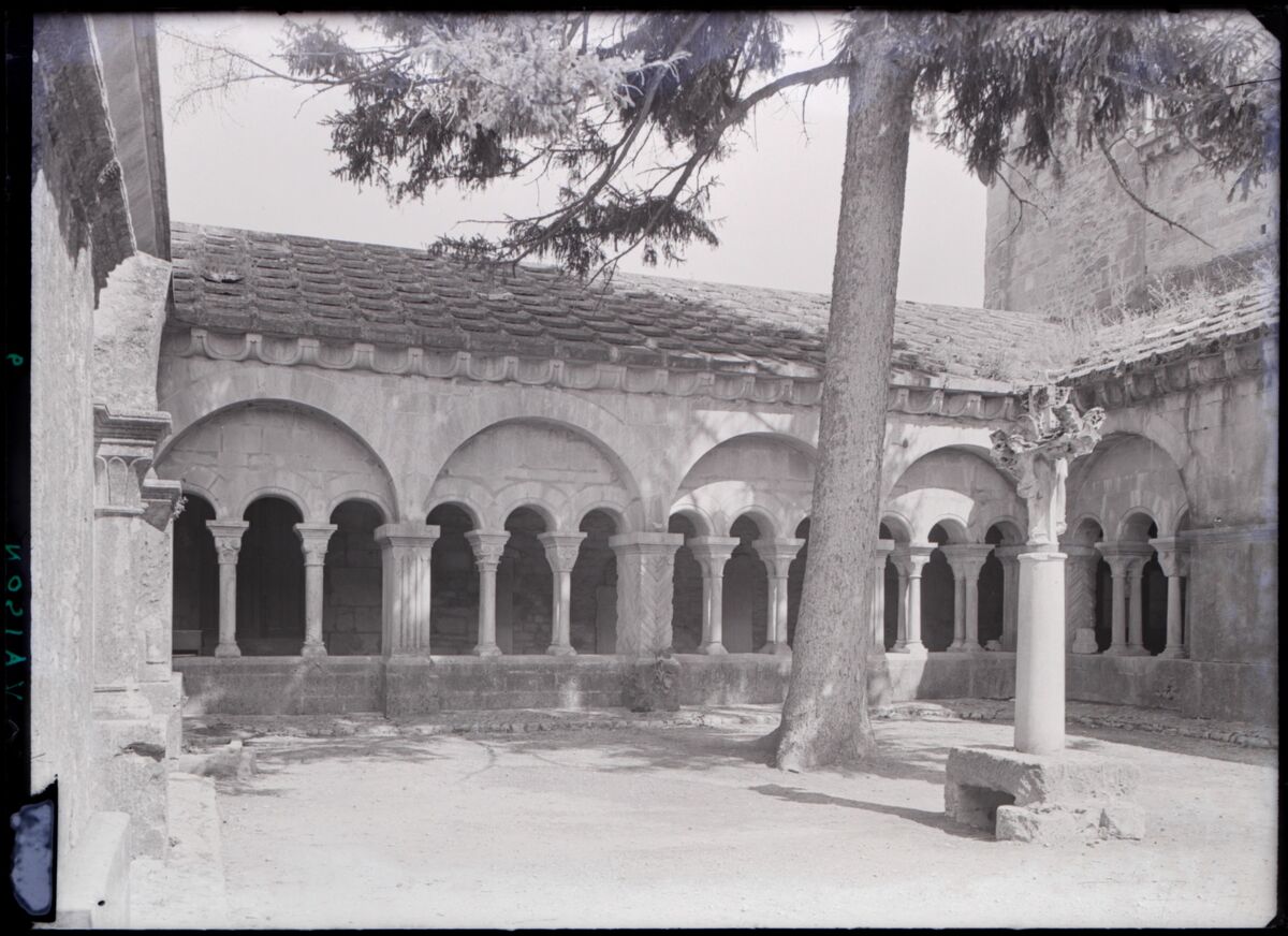[Cathédrale Notre-Dame-de-Nazareth de Vaison à Vaison-la-Romaine] : [cloître, galerie est et croix]