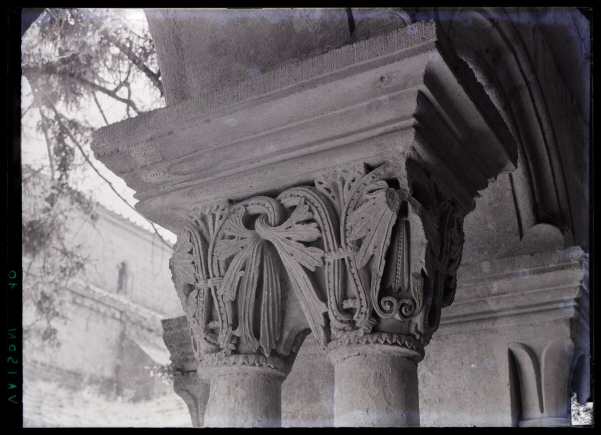 [Cathédrale Notre-Dame-de-Nazareth de Vaison à Vaison-la-Romaine] : [cloître, galerie nord : chapiteau]