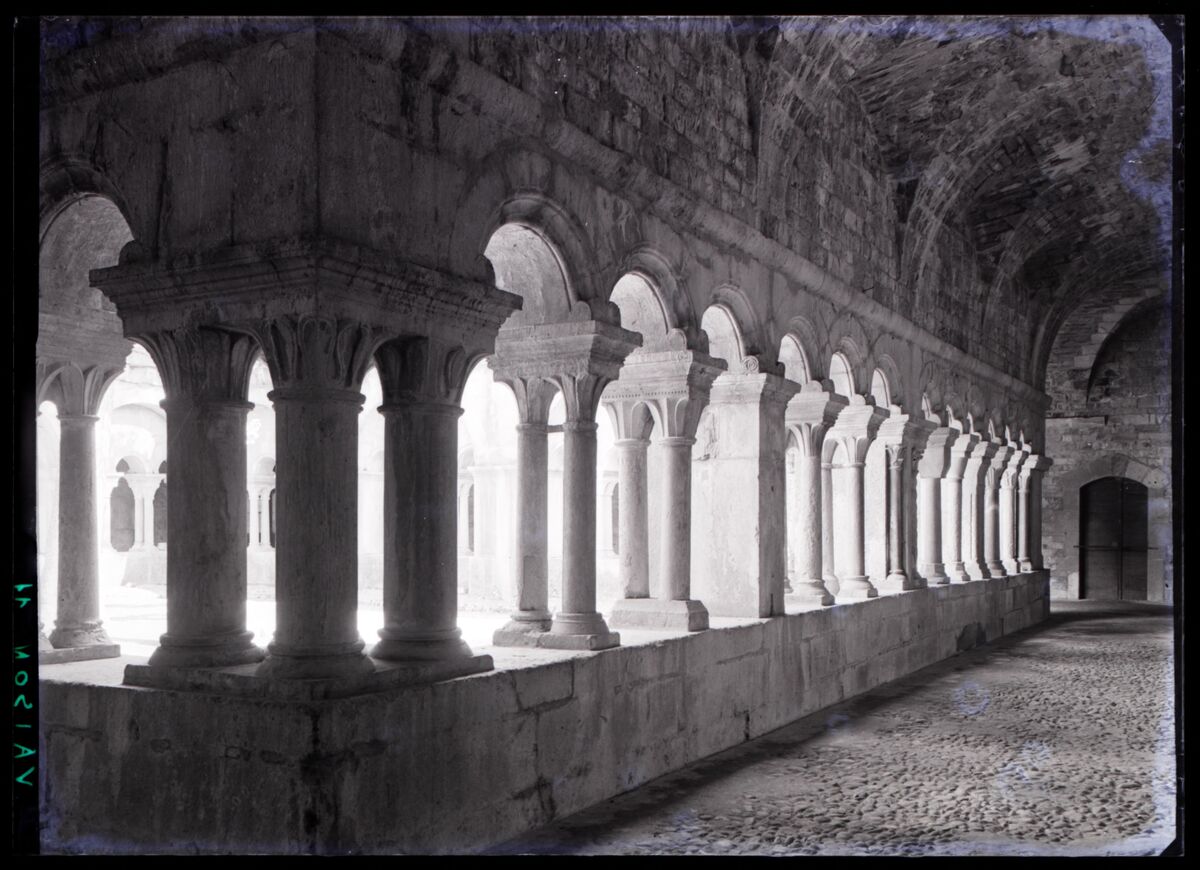 [Cathédrale Notre-Dame-de-Nazareth de Vaison à Vaison-la-Romaine] : [cloître, galerie ouest]