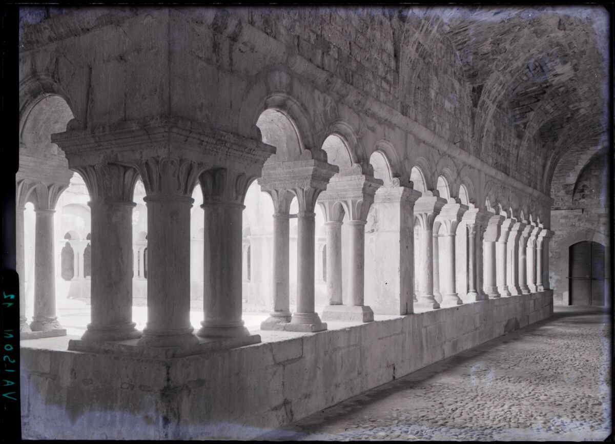 [Cathédrale Notre-Dame-de-Nazareth de Vaison à Vaison-la-Romaine] : [cloître, galerie ouest]