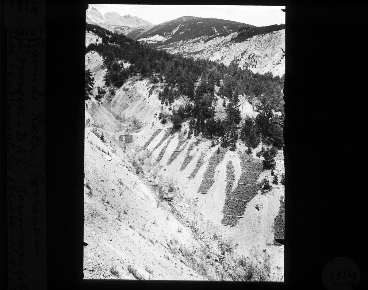 Torrent du Bourget (04) : garnissage de lit et revêtement de berges : vue prise en 1907 dans le ravin de la Rata / Ménard