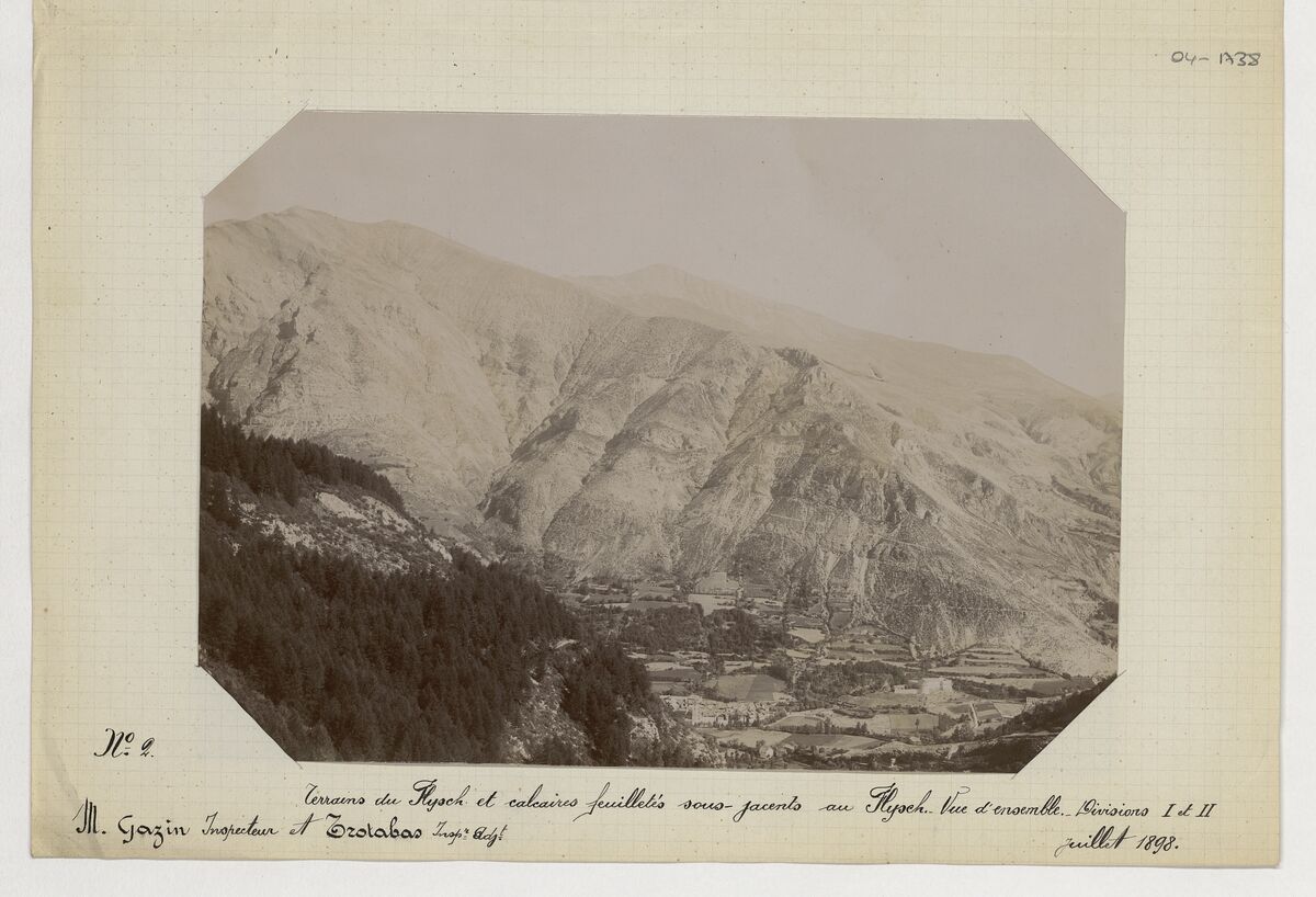 Rivière du Verdon (vue d'ensemble de la rive droite, terrains du Hysch et calcaires feuilletés sous jacents) / Gazin ; Trotabas