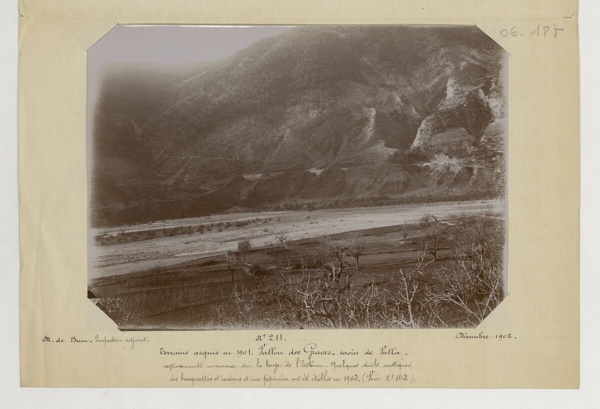 Ravin de Valla (ravinements marneux sur la berge de l'Estéron, seuils rustiques, banquettes et cordons de corroyère établis en 1902) / de Brun