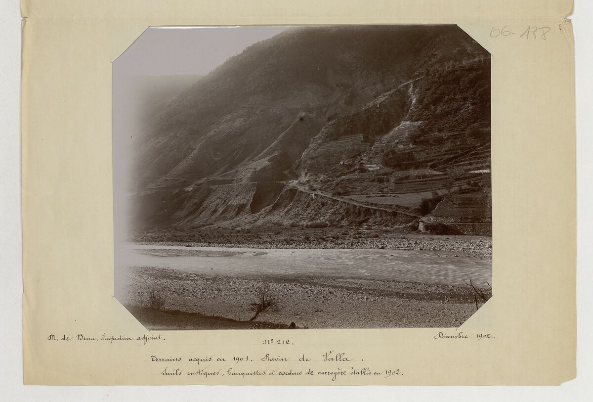 Ravin de Valla (ravinements marneux sur la berge de l'Estéron, seuils rustiques, banquettes et cordons de corroyère établis en 1902) / de Brun