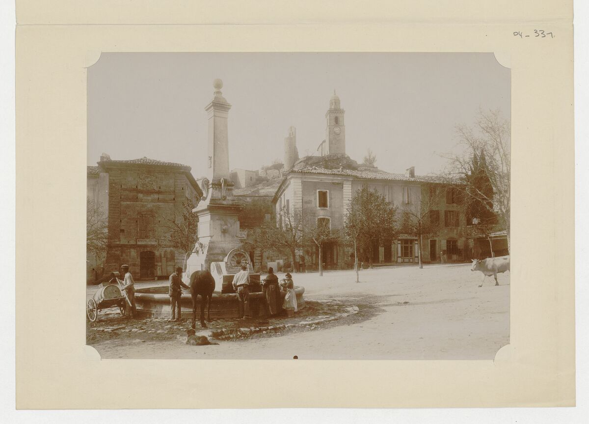Commune de Reillanne (personnages sur la place du village) / Perrot