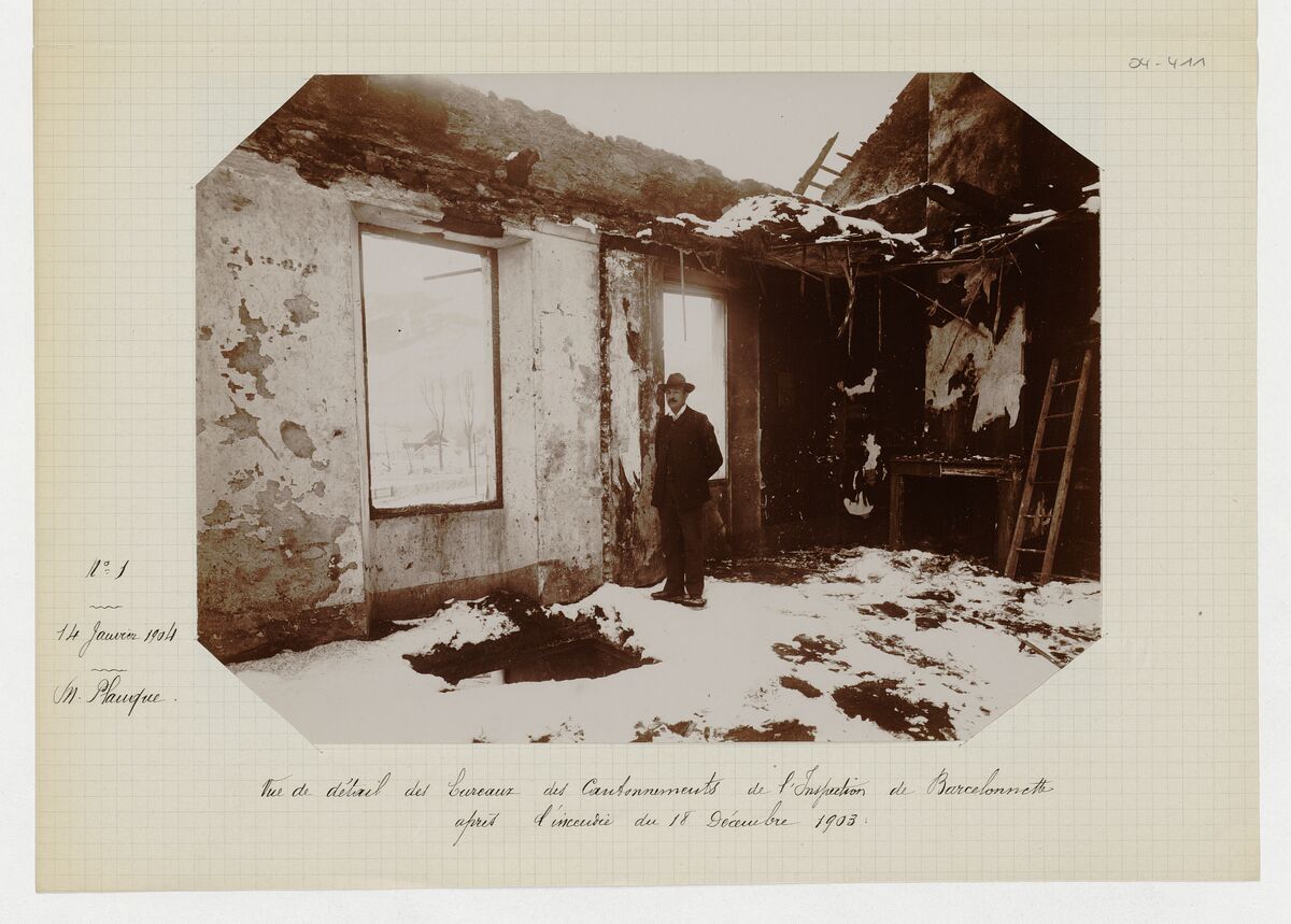 Immeuble Donnadieu après l'incendie du 18 décembre 1903 (vue de détail des bureaux des cantonnement de l'inspection de Barcelonnette, vue d'ensemble de l'immeuble) / Planque