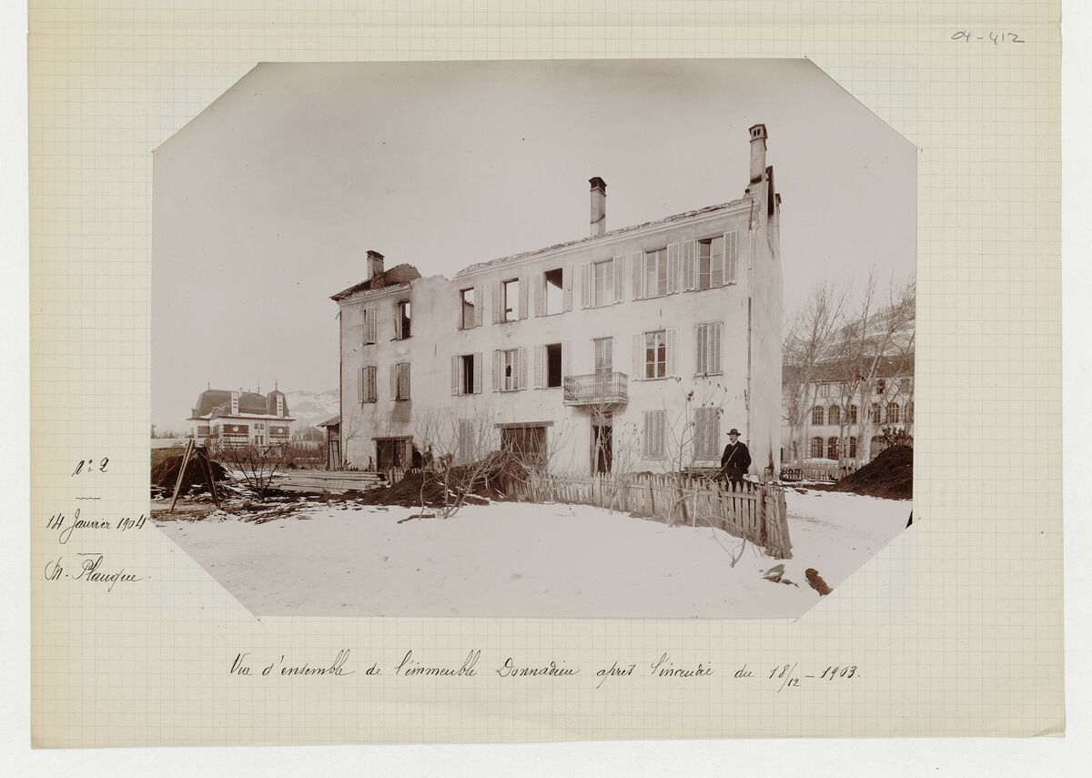 Immeuble Donnadieu après l'incendie du 18 décembre 1903 (vue de détail des bureaux des cantonnement de l'inspection de Barcelonnette, vue d'ensemble de l'immeuble) / Planque