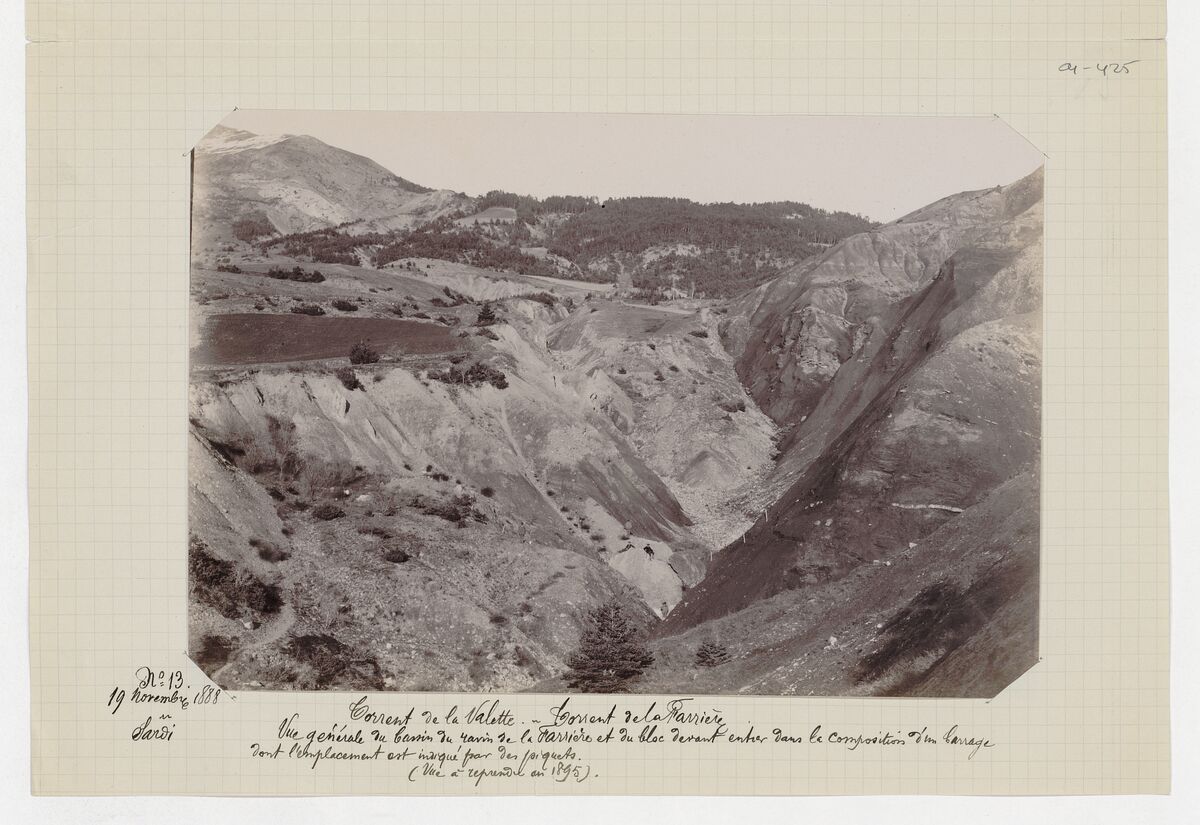 Ravin de la Farrière (futur emplacement d'un barrage et bloc de pierre devant entrer dans sa composition, vue générale du bassin du ravin) / Sardi