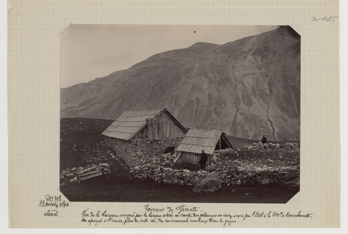 Torrent de Gimette (baraque occupée par des bergers située au centre des pâturages en ruine acquis par l'etat à la commune de Barcelonnette) / Sardi